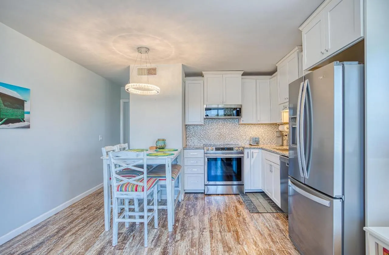 Bella Vista: Marshfront 1 Block To The Beach. Pool & Hot Tub-1st Floor Apartment Murrells Inlet