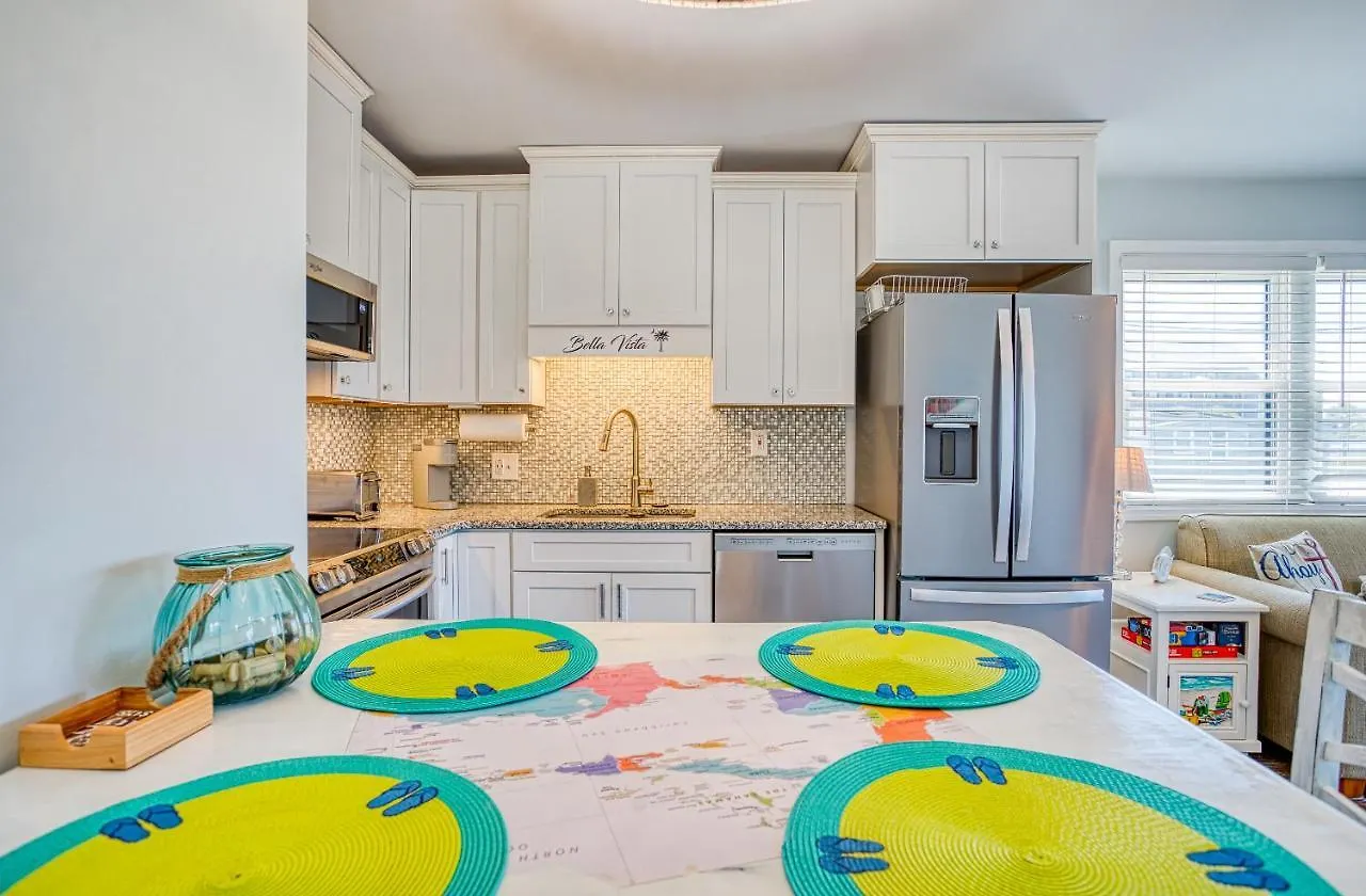 Bella Vista: Marshfront 1 Block To The Beach. Pool & Hot Tub-1st Floor Apartment *