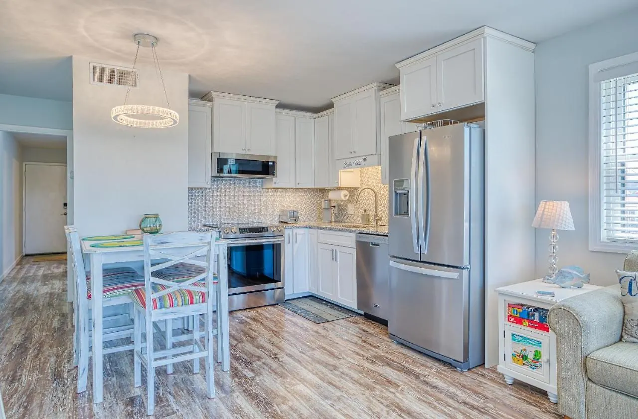 Bella Vista: Marshfront 1 Block To The Beach. Pool & Hot Tub-1st Floor * Murrells Inlet