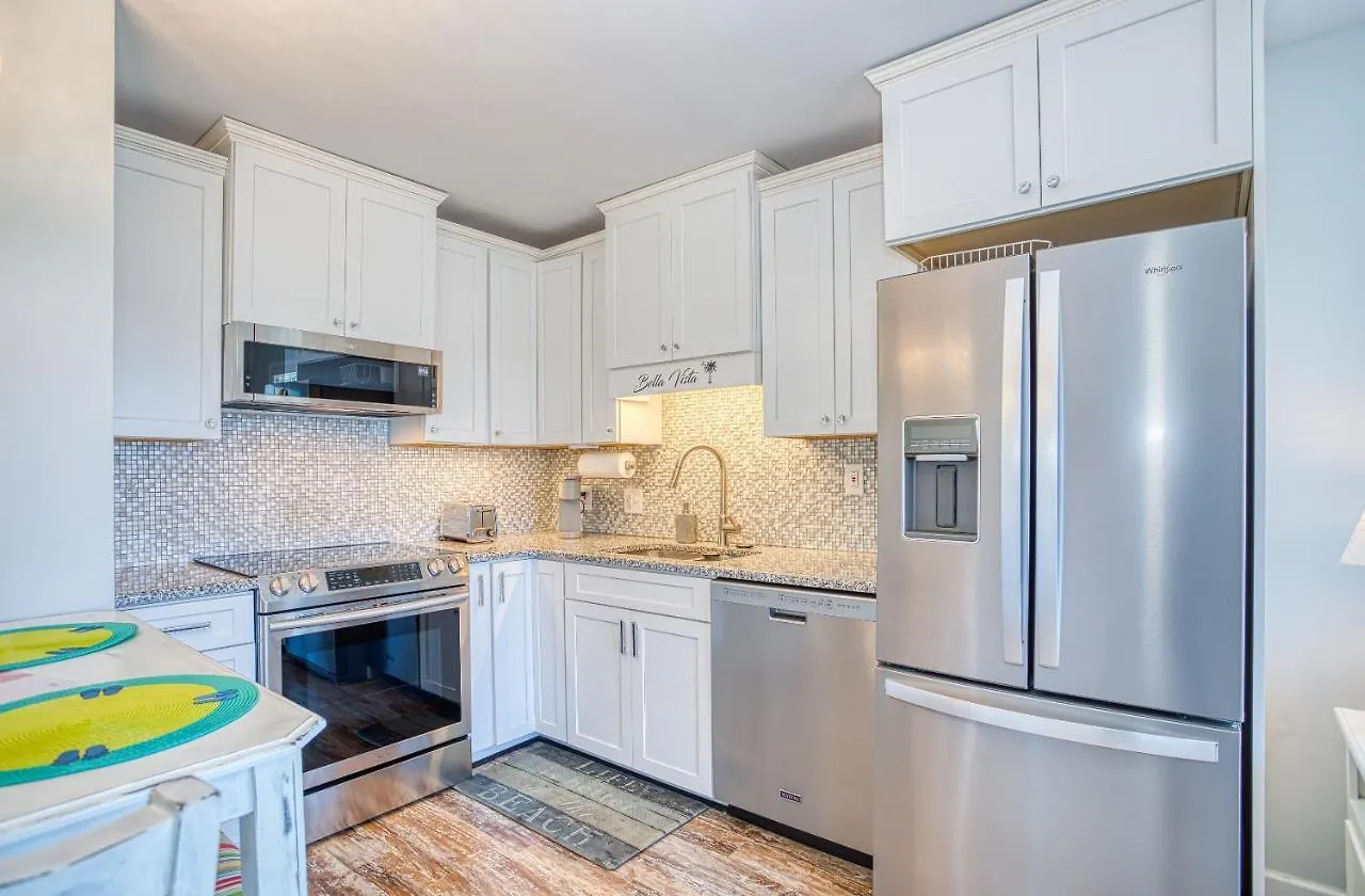 Bella Vista: Marshfront 1 Block To The Beach. Pool & Hot Tub-1st Floor *