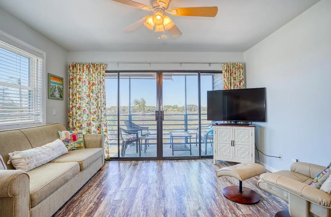 Bella Vista: Marshfront 1 Block To The Beach. Pool & Hot Tub-1st Floor Apartment *