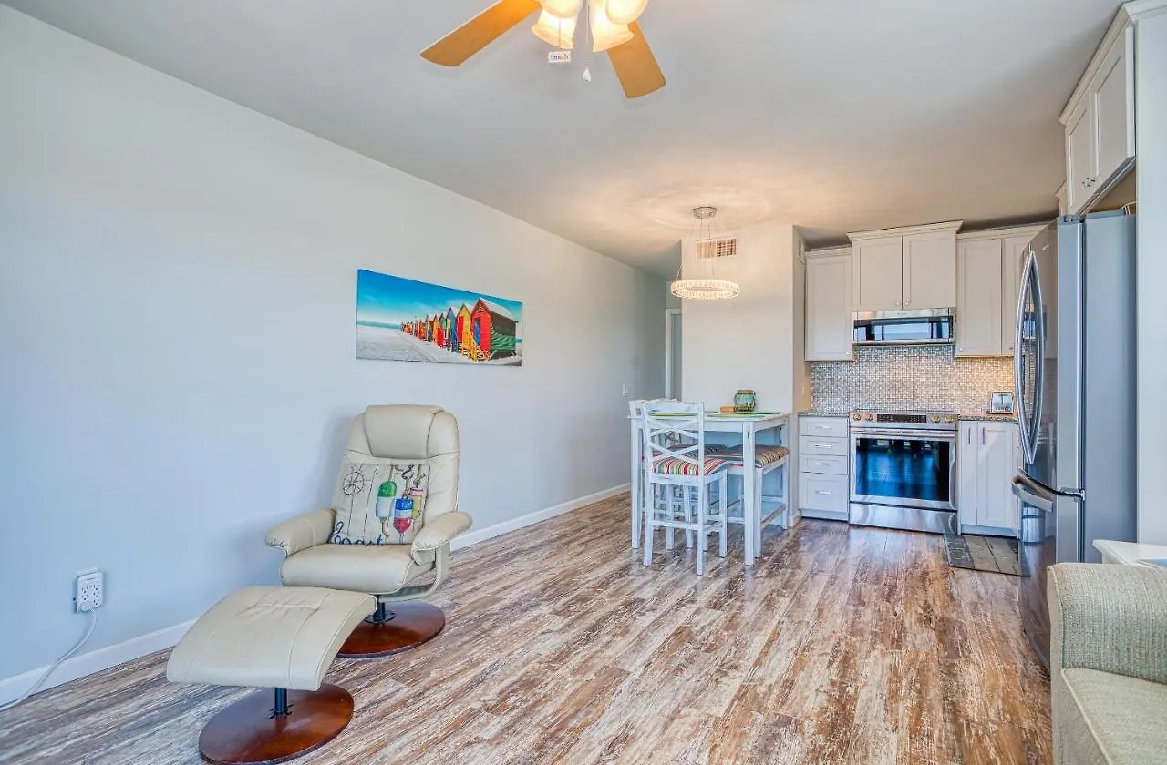 Bella Vista: Marshfront 1 Block To The Beach. Pool & Hot Tub-1st Floor Murrells Inlet