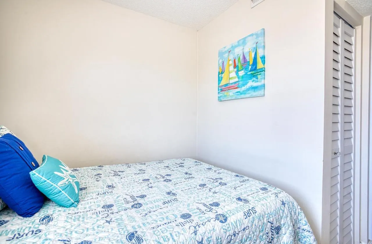 Bella Vista: Marshfront 1 Block To The Beach. Pool & Hot Tub-1st Floor Apartment *