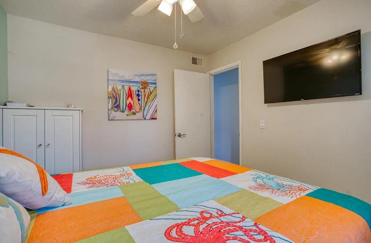 Bella Vista: Marshfront 1 Block To The Beach. Pool & Hot Tub-1st Floor Apartment