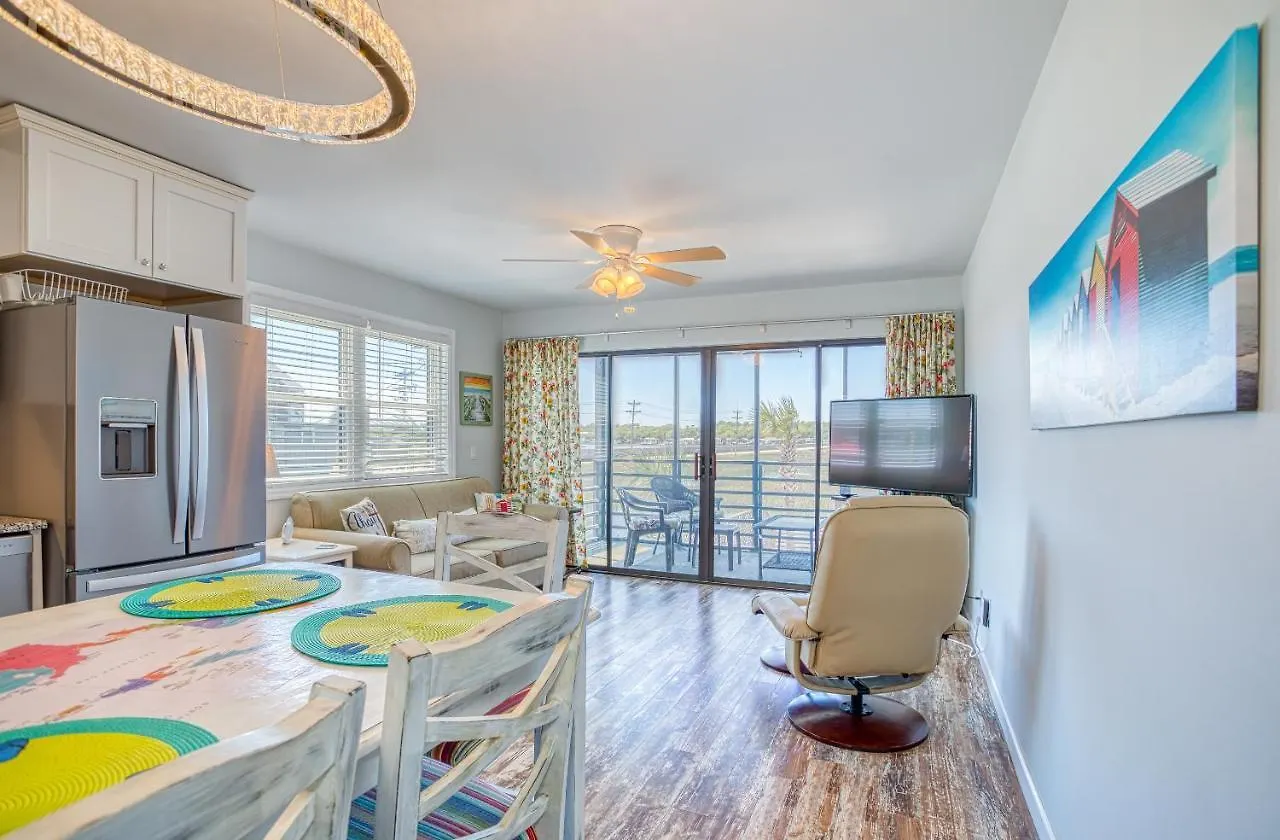 Bella Vista: Marshfront 1 Block To The Beach. Pool & Hot Tub-1st Floor