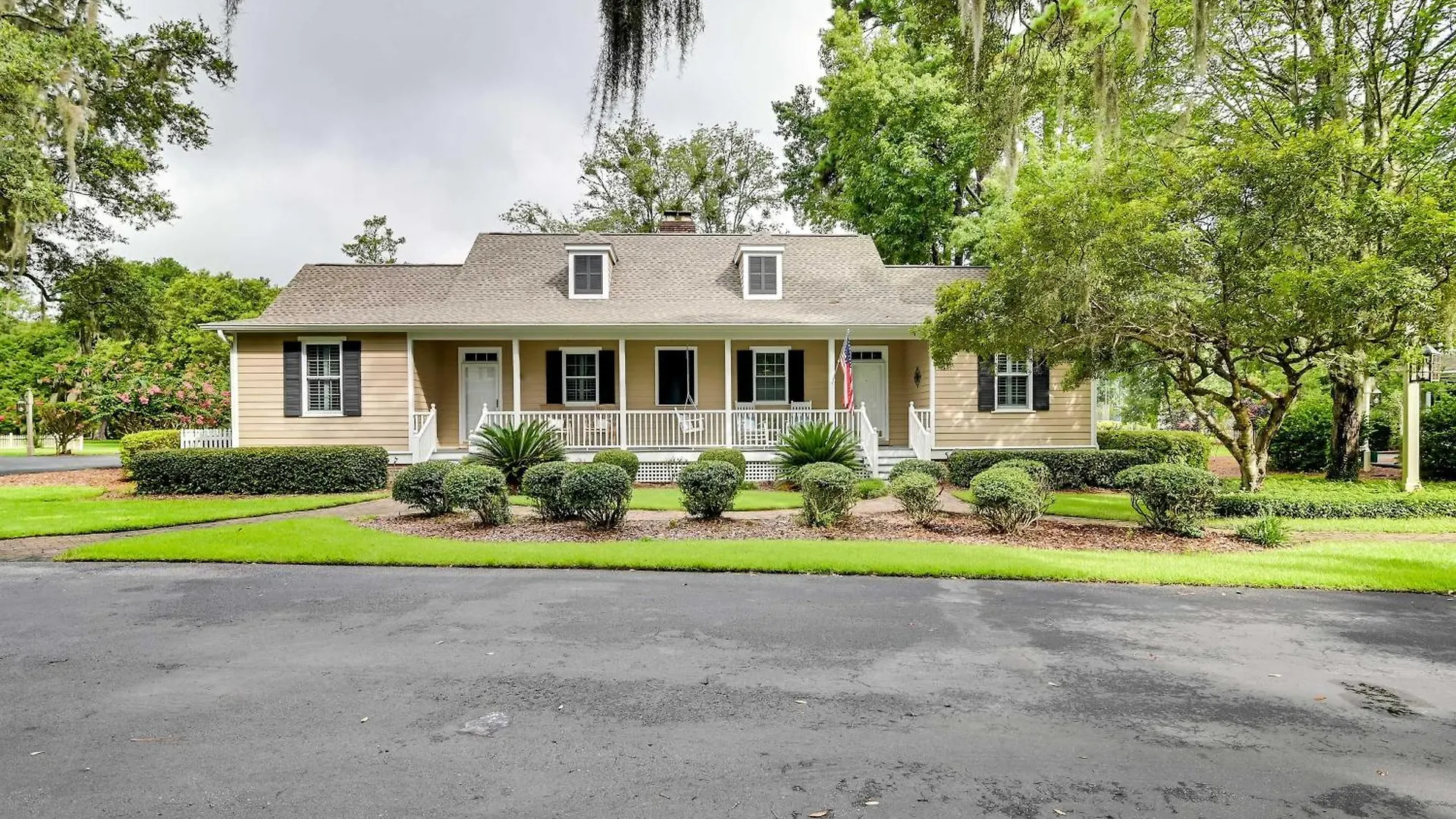 Charming Near Golf Courses And Marsh Walk!